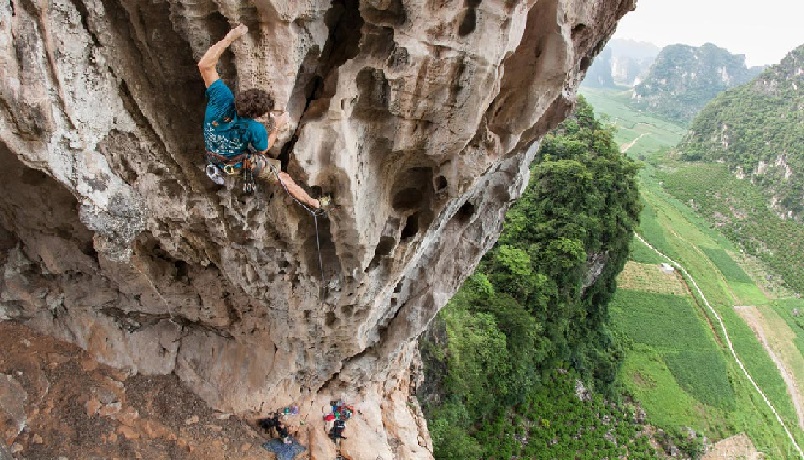 Climbing in Hữu Lũng